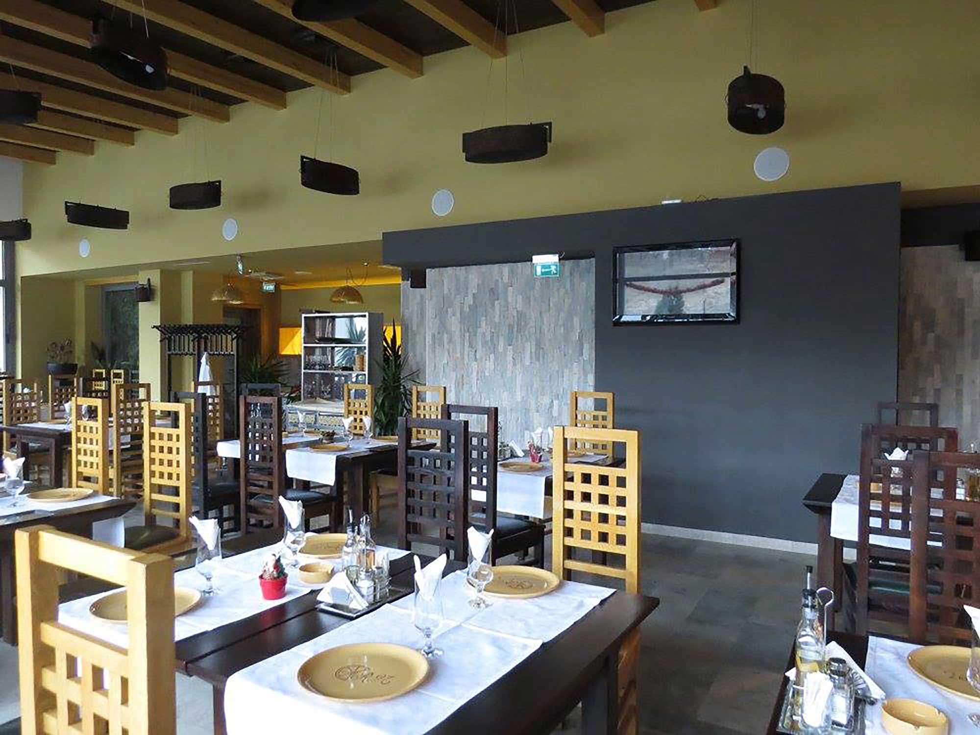 Roata Norocului dining room with set tables and traditional decor
