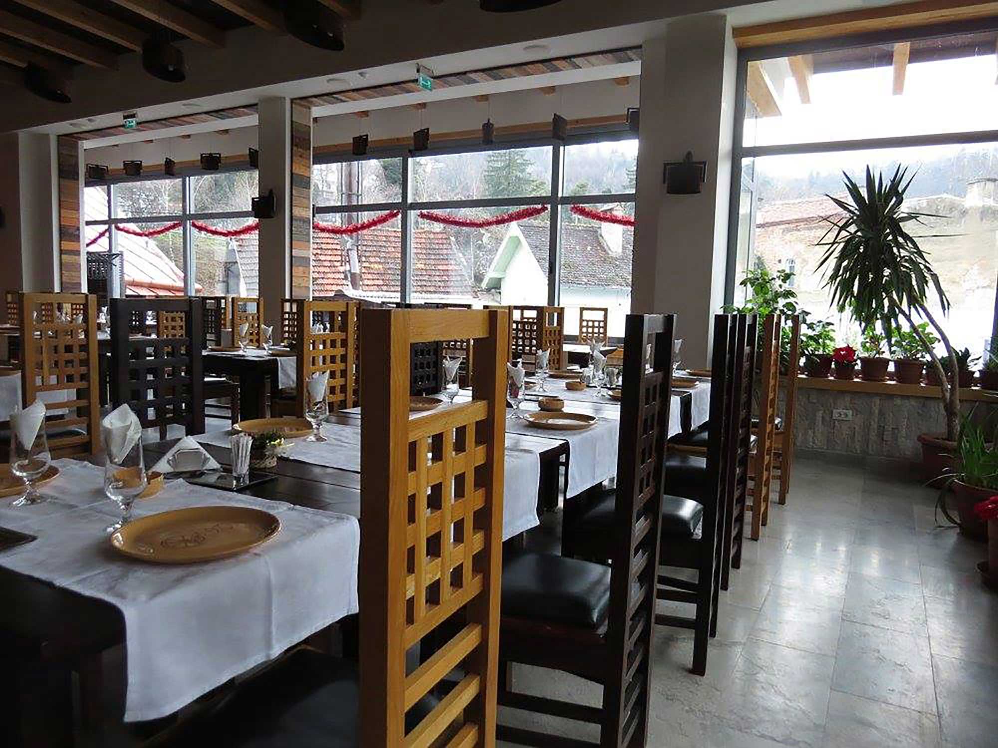 Dining room with set tables at Roata Norocului