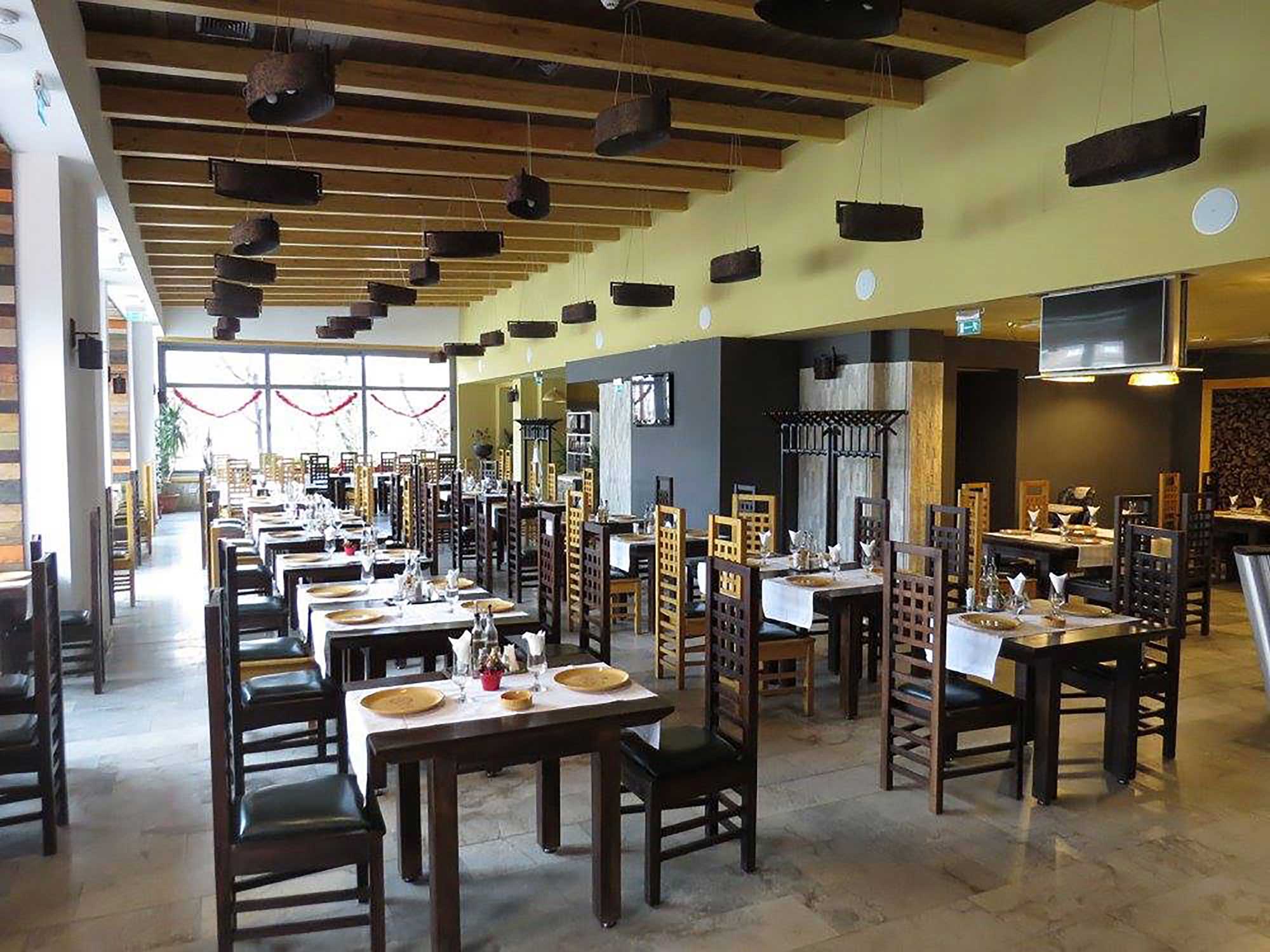 The large hall of Roata Norocului restaurant